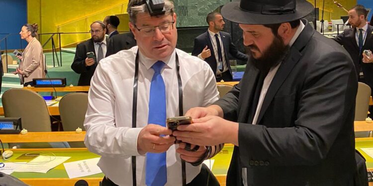 וראו כל עמי הארץ: הקונסול הניח תפילין במליאת האו”ם