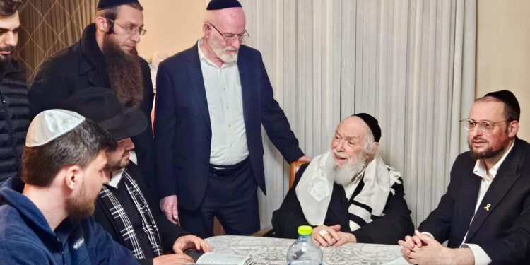 מרן הגר”י זילברשטיין נפגש עם שורד השבי ובירך ‘שהחיינו’ בעודו פורץ בבכי מרטיט