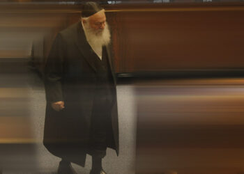 גולדקנופף רקד והקהל שר: נמות ולא נתגייס