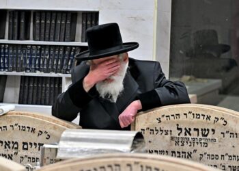 האדמו”ר מויזניץ שליט”א בעליה לציון אמו