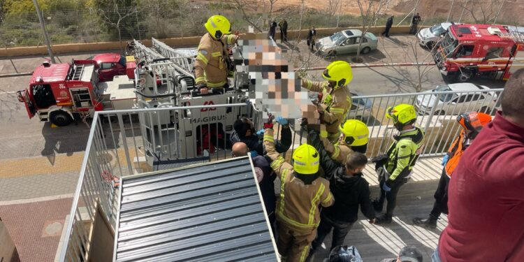 ביתר עילית: פועל חולץ לאחר שנפל מקומה שמינית לרביעית