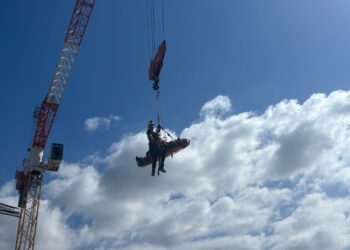 צפו בתיעוד מחיפה: כך חולץ פועל שנפל לבור במכון השפכים