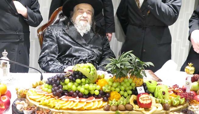 פֵּרוֹתֶיךָ מְתוּקִים: ט”ו בשבט אצל מרן הגרי”מ שכטער שליט”א