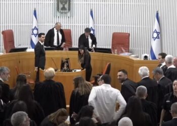 מהומה בבג”צ: אב שכול הוצא בדיון על פיטורי ראש שב”כ