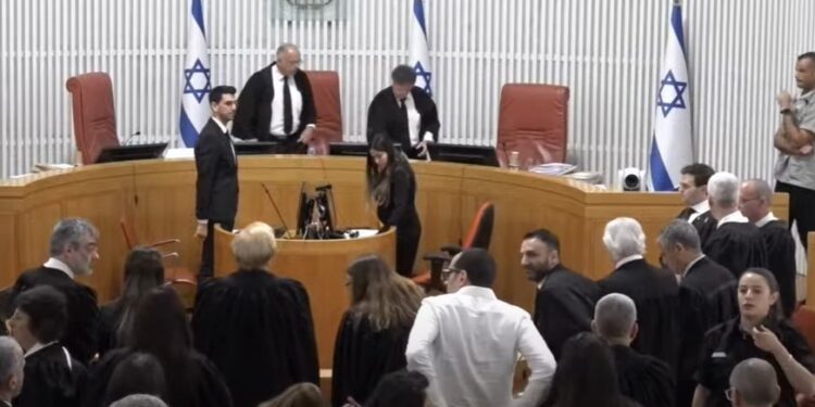 מהומה בבג”צ: אב שכול הוצא בדיון על פיטורי ראש שב”כ