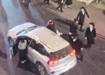 צפו: נעצר בחור שתלש דגל מרכב במהלך הצפירה בכיכר השבת