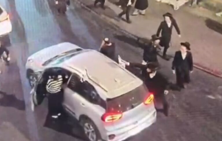 צפו: נעצר בחור שתלש דגל מרכב במהלך הצפירה בכיכר השבת