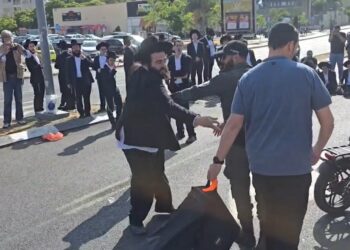 כ-200 חרדים הגיעו להתגייס ונתקלו במפגינים שביקשו למנוע זאת