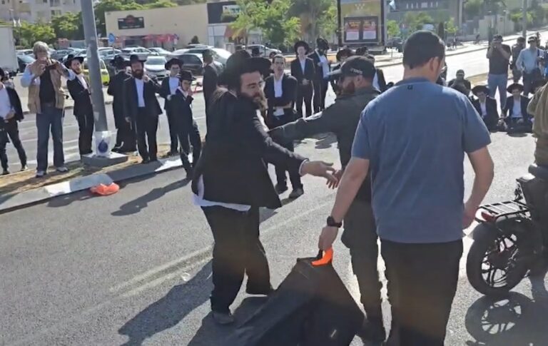 כ-200 חרדים הגיעו להתגייס ונתקלו במפגינים שביקשו למנוע זאת