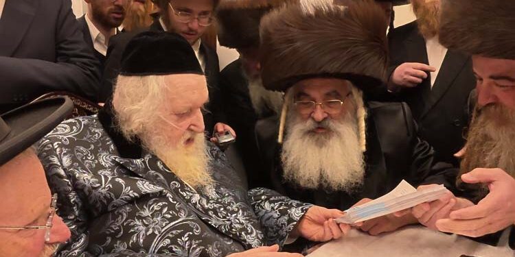 גאב”ד ירושלים הגר”מ שטרנבוך חילק מאות צ’קים