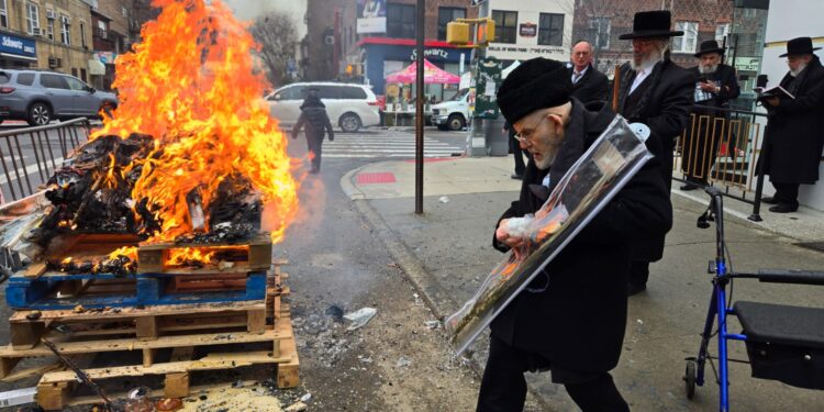 ניו יורק: שריפת חמץ ברחוב 16 בבורו-פארק יחד עם האדמו”ר מניקלסבורג