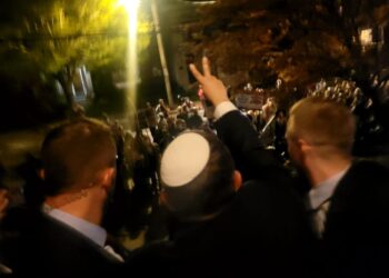 צפו: בן גביר הותקף בארה”ב ע”י מפגינים פרו פלסטינים וסימן V