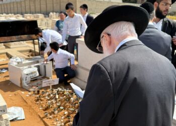 במלאות השבעה הוקמה מצבה על קברו של מרן