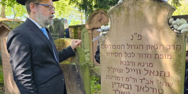 גרמניה: המונים עלו לציון בעל ‘קרבן נתנאל’