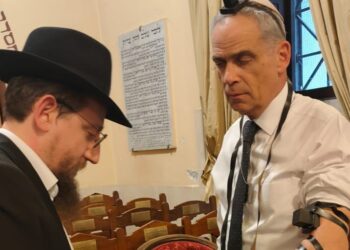 רגע מרגש ברומא: השגריר הניח תפילין לראשונה מבר המצווה