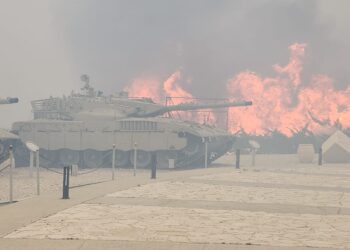 שריפות ענק במוקדים שונים; ישראל מבקשת סיוע מהעולם