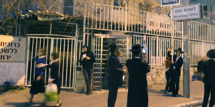 היועמ”שית קוראת להטלת סנקציות בבנק וברישיון על חייבי גיוס