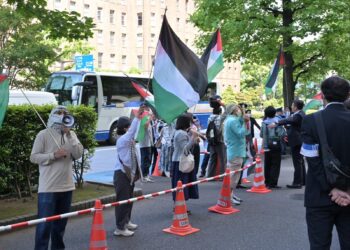 יפן: מפגינים ניסו לפרוץ למסיבת העיתונאים של השר סער