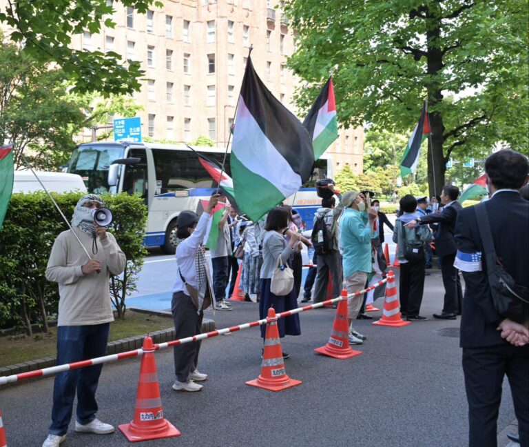 יפן: מפגינים ניסו לפרוץ למסיבת העיתונאים של השר סער