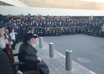 האדמו”ר מויז’ניץ נחת בנתב”ג והחסידים בירכו ‘שהחיינו’ בשם ומלכות