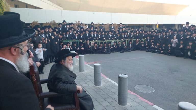 האדמו"ר מויז'ניץ נחת בנתב"ג והחסידים בירכו 'שהחיינו' בשם ומלכות