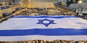 צפו: דגל ישראל גדול מימדים נפרס ברחבת הכותל