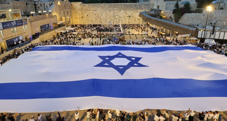 צפו: דגל ישראל גדול מימדים נפרס ברחבת הכותל