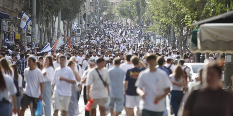 רבבות משתתפים בצעדת ‘ריקודגלים’ המסורתית בירושלים