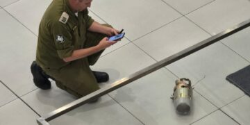 קריית אתא: מיירט נפל לתוך הקניון וגרם לנזק