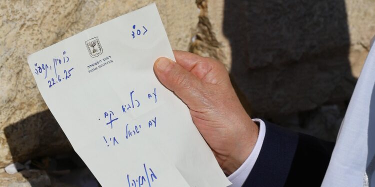 סגירת מעגל: ראש הממשלה הגיע לכותל יממה אחרי התקיפה ההיסטורית