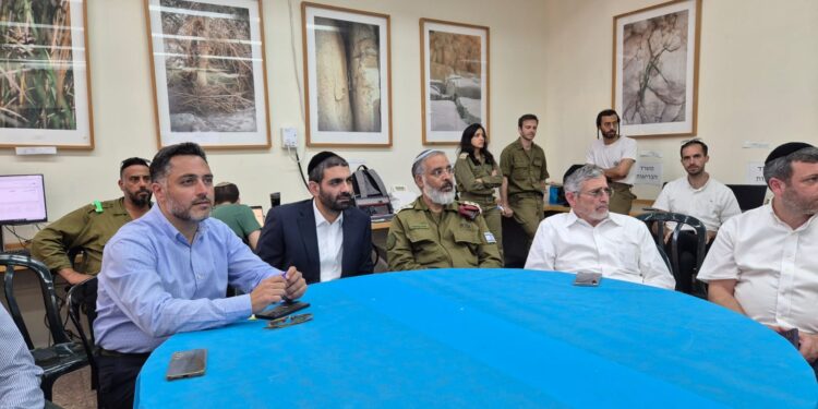 שר הדתות ובכירי משרדו בהערכת מצב בתחנה לזיהוי חללים