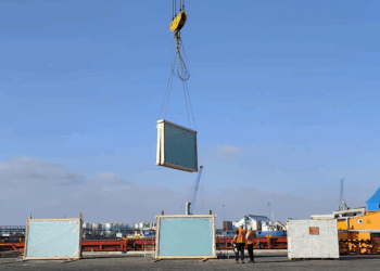 מתחילים לשקם: אונייה ועלייה 2800 טון זכוכית גולמית הגיעה לנמל חיפה