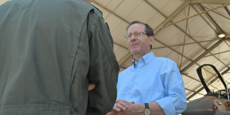 מה נשיא המדינה אמר למפקד הטייסת ?