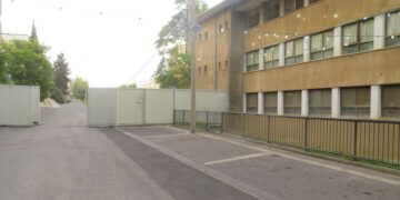 חיפה: שלושה בקבוקי תבערה הושלכו הלילה לעבר ישיבת בעלזא