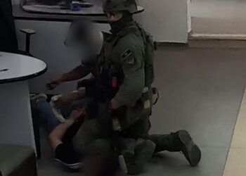 צפו: בתוך בנק בלב חברון נעצר המחבל ע”י לוחמים מסוערבים