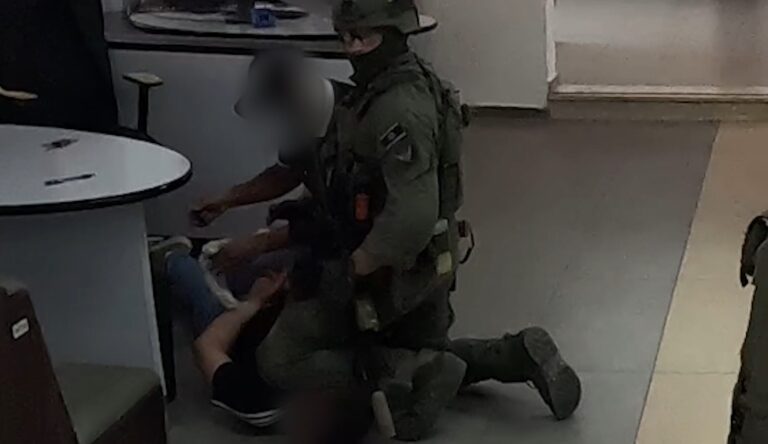 צפו: בתוך בנק בלב חברון נעצר המחבל ע"י לוחמים מסוערבים