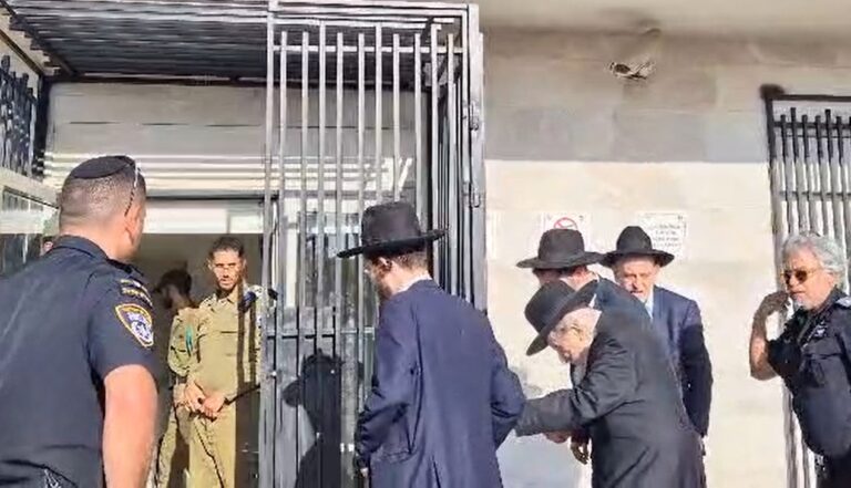 צפו: מרן הגר"ד לנדו הגיע לכלא הצבאי וחיזק את העצורים