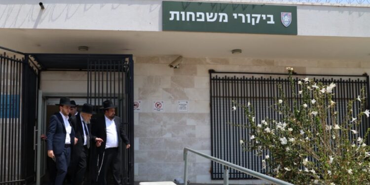 מרן הגרמ”ה הירש שליט”א הגיע לכלא הצבאי לפגוש בבחורים