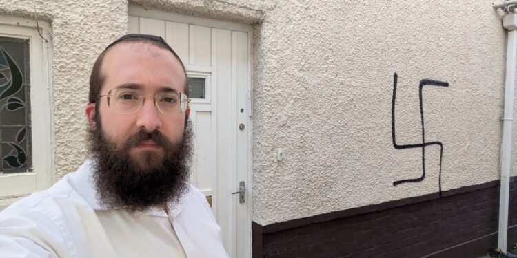 אנגליה: ירי מרובה אוויר וצלבי קרס על בתים יהודים בורנמות’