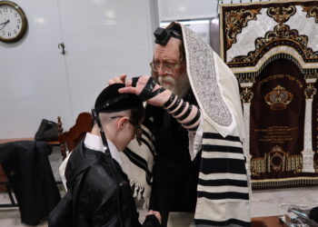 מעמד ‘הנחת התפילין’ לנכד כ”ק האדמו”ר משאץ דראהביטש שליט”א