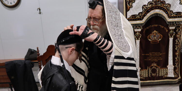 מעמד ‘הנחת התפילין’ לנכד כ”ק האדמו”ר משאץ דראהביטש שליט”א