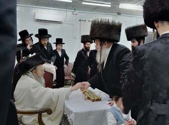 האדמור מקאליש שליט”א בחלוקת דבש מבורך