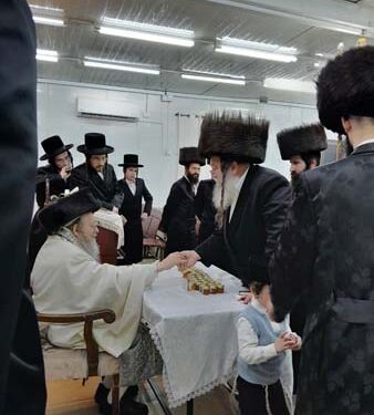 האדמור מקאליש שליט”א בחלוקת דבש מבורך