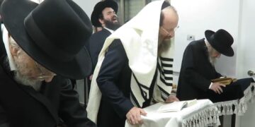 צפו: תיעוד סליחות אצל מרן הגר”ד לנדו בהשתתפות הגרמ”ה הירש