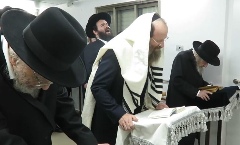 צפו: תיעוד סליחות אצל מרן הגר"ד לנדו בהשתתפות הגרמ"ה הירש