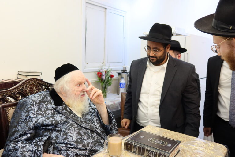 צפו: העציר העריק הגיע לבית מרן: "אסור לך ללכת לצבא"