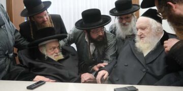 צפו: מרן הגר”מ שטרנבוך בשיחה מרתקת עם כ”ק האדמו”ר מתוא”י