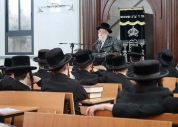 האדמו”ר משאץ דרהאביטש בשיחה בהיכל ישיבה לצעירים ‘טשרנוביל’