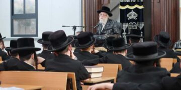 האדמו”ר משאץ דרהאביטש בשיחה בהיכל ישיבה לצעירים ‘טשרנוביל’