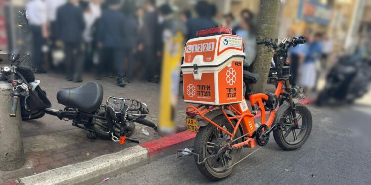 בני ברק: רוכב אופניים חשמליים נפצע בינוני בתאונה עם אוטובוס